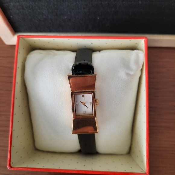Kate Spade Black Carlyle Bow Leather Patent Watch - Picture 8 of 9